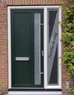 Raamfolie verticaal strakke vlakken en naam